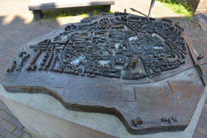 Plattegrond Deventer in brons